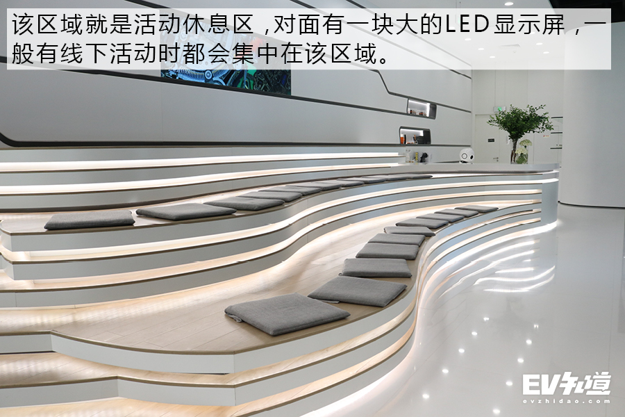 造车新势力除了车还新在哪？实拍体验店的一天