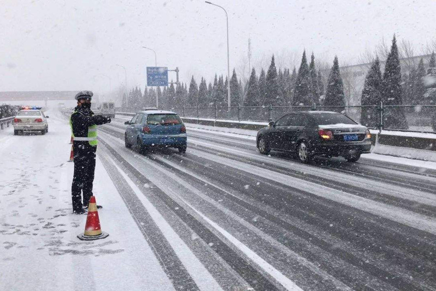看雪的时候别忽略了安全 雪天开车注意事项