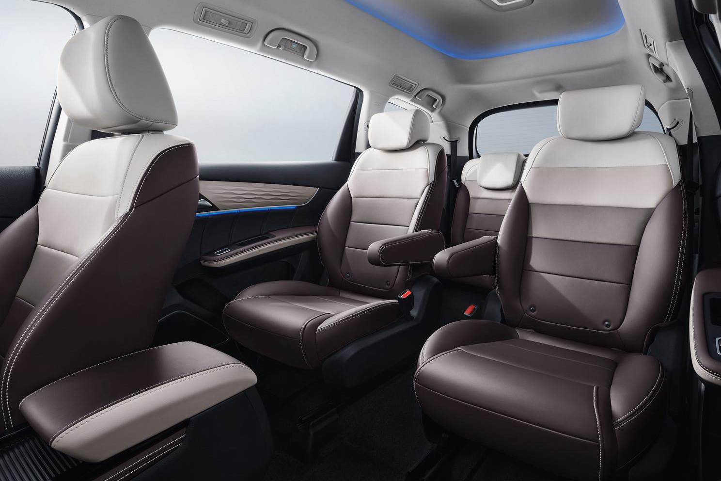 新增“升舱顶”车型 2022款比亚迪宋MAX DM-i预售14.68万起