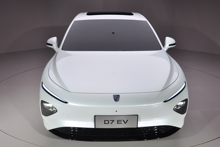荣威中高级纯电轿车D7 EV样车首次展示：以科技新优雅为设计理念