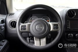 Jeep-自由客-2.4L 豪华导航版