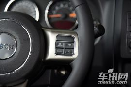 Jeep-自由客-2.4L 豪华导航版  ￥27.69