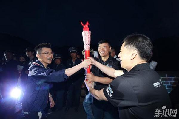 明星助阵 吉利汽车向上马拉松长城收官