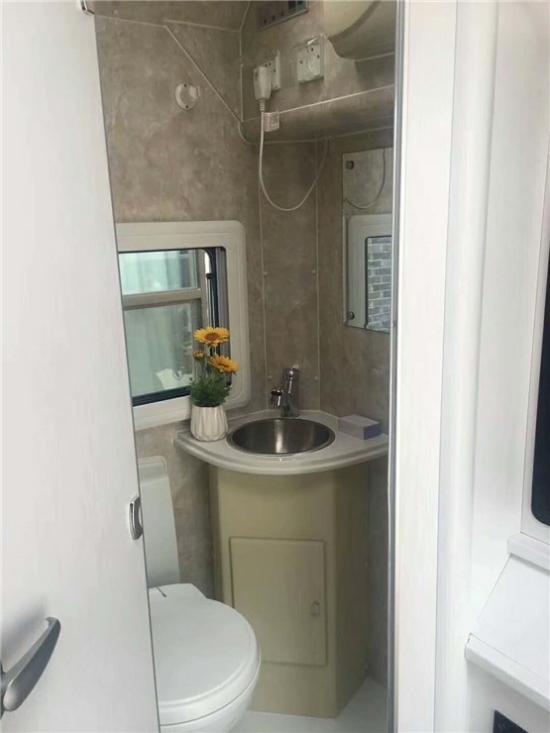 乌尼莫克越野房车百变全能越野能手驾驶舱