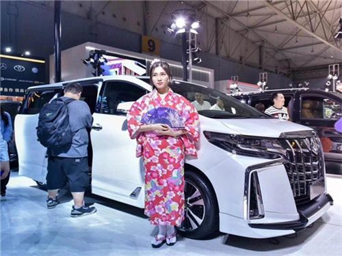 丰田埃尔法改装鸿锦版商务车鲤鱼绘画寓意