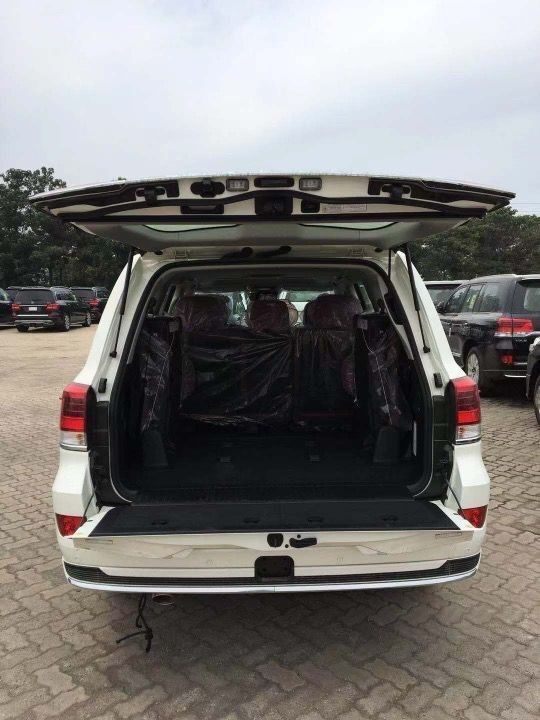 2019款丰田酷路泽5700现车抵港价格出售