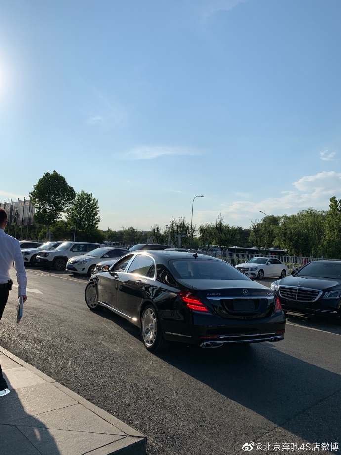 驰骋英姿 2020款进口奔跑迈巴赫S450 S560