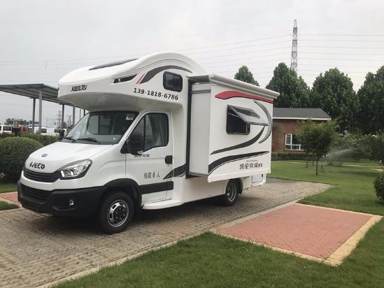 宇通依维柯C型房车 双拓展大空间活动舱