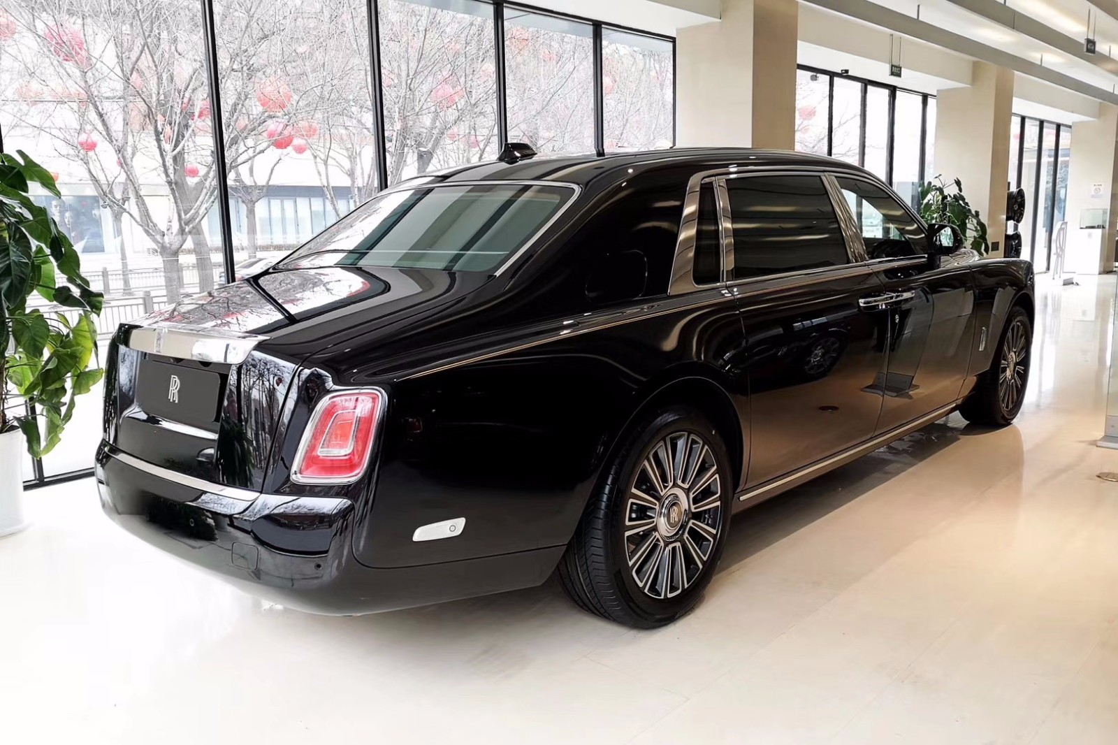 劳斯莱斯幻影5.9米加长与您一起纵横四海