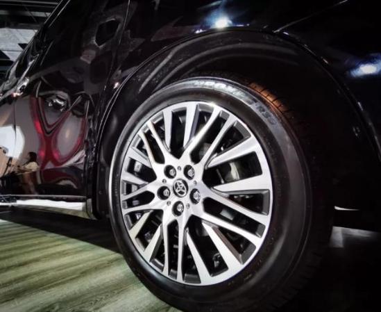 丰田埃尔法加长款蒙娜丽莎，3.5升V6发动机，最大可达301马力！