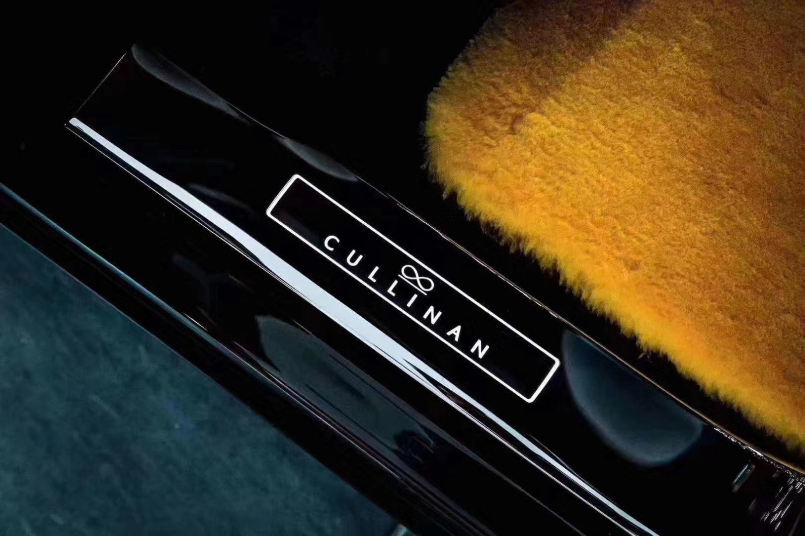 劳斯莱斯库里南豪华SUV 车身线条优美  