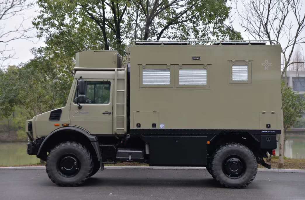 乌尼莫克4x4越野房车箱体采用三明治结构,墙体厚度55(mm)断桥隔热结构