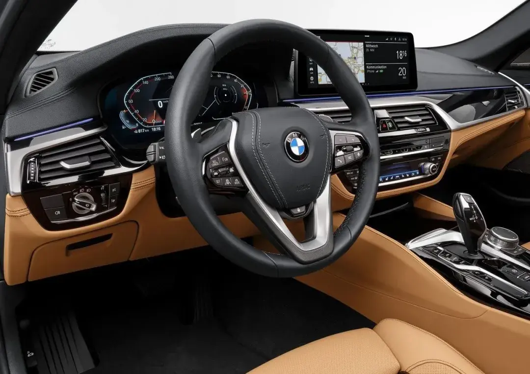 同是中期改款，宝马5系看配置、奔驰还是小排量，怎么选？