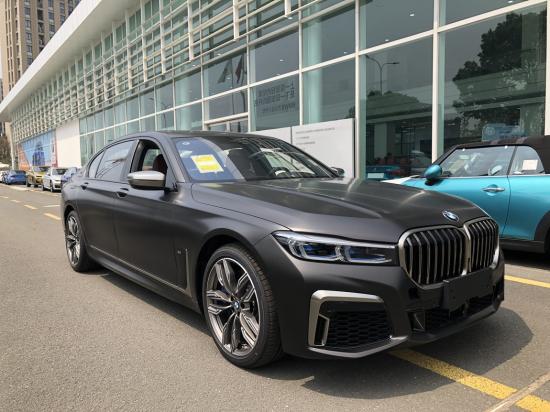 如果你非要说m760li xdrive上的这套内饰布局已经用了很多年,车镜倒也