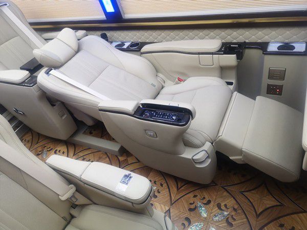 丰田考斯特12座价格 商务版颜色米黄金属色