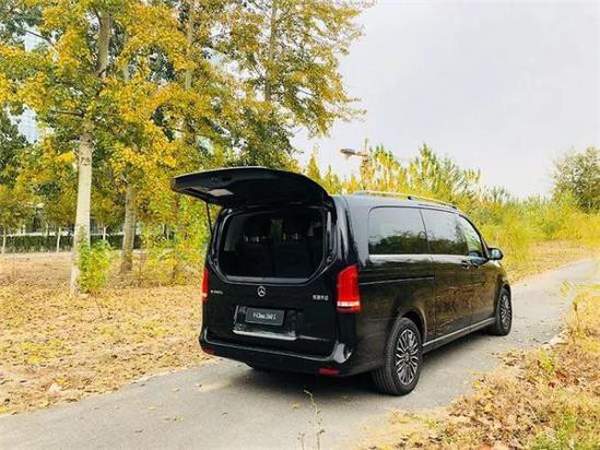 1，山西奔驰V级只有一个排量型号V260（2.0T），四款配置车型，一个L加长版，一个AMG运动套件版，加长版车身长度达到了5370mm，普通版为5140mm，相当于多了20多厘米的长度，车内空间上表现就是三排座椅舒服乘坐后，后备箱仍有不小的可观的空间。