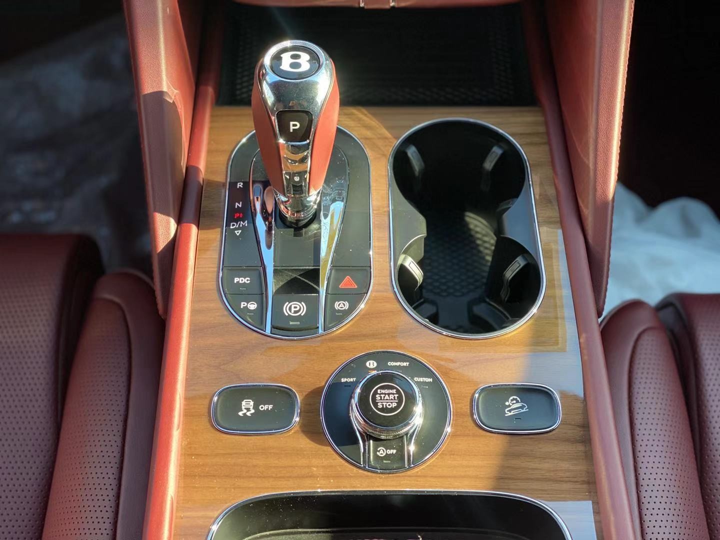 21款宾利添越国六现车湖水蓝配色