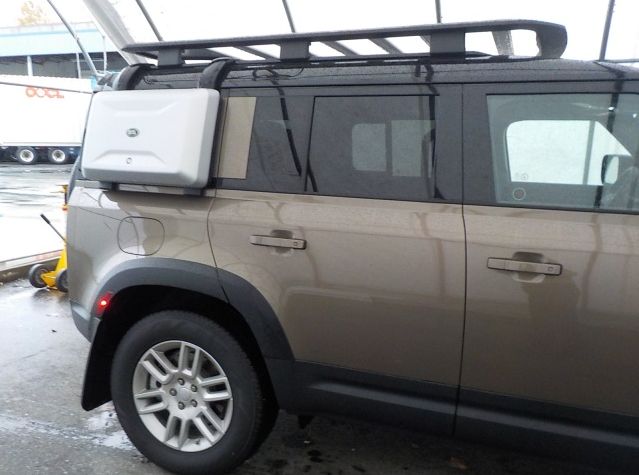 21款全新路虎卫士2.0T版本低售价更亲民