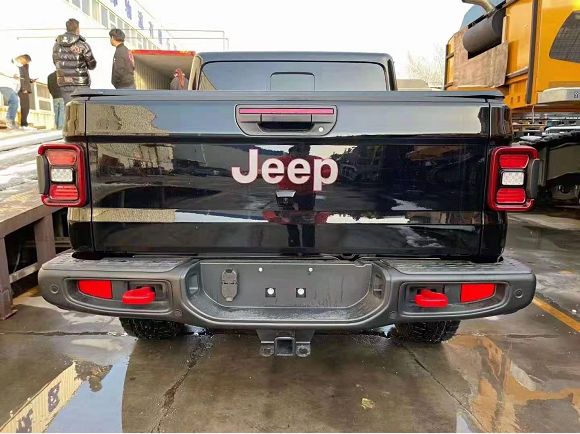 jeep牧马人皮卡角斗士到港拆箱国六出售