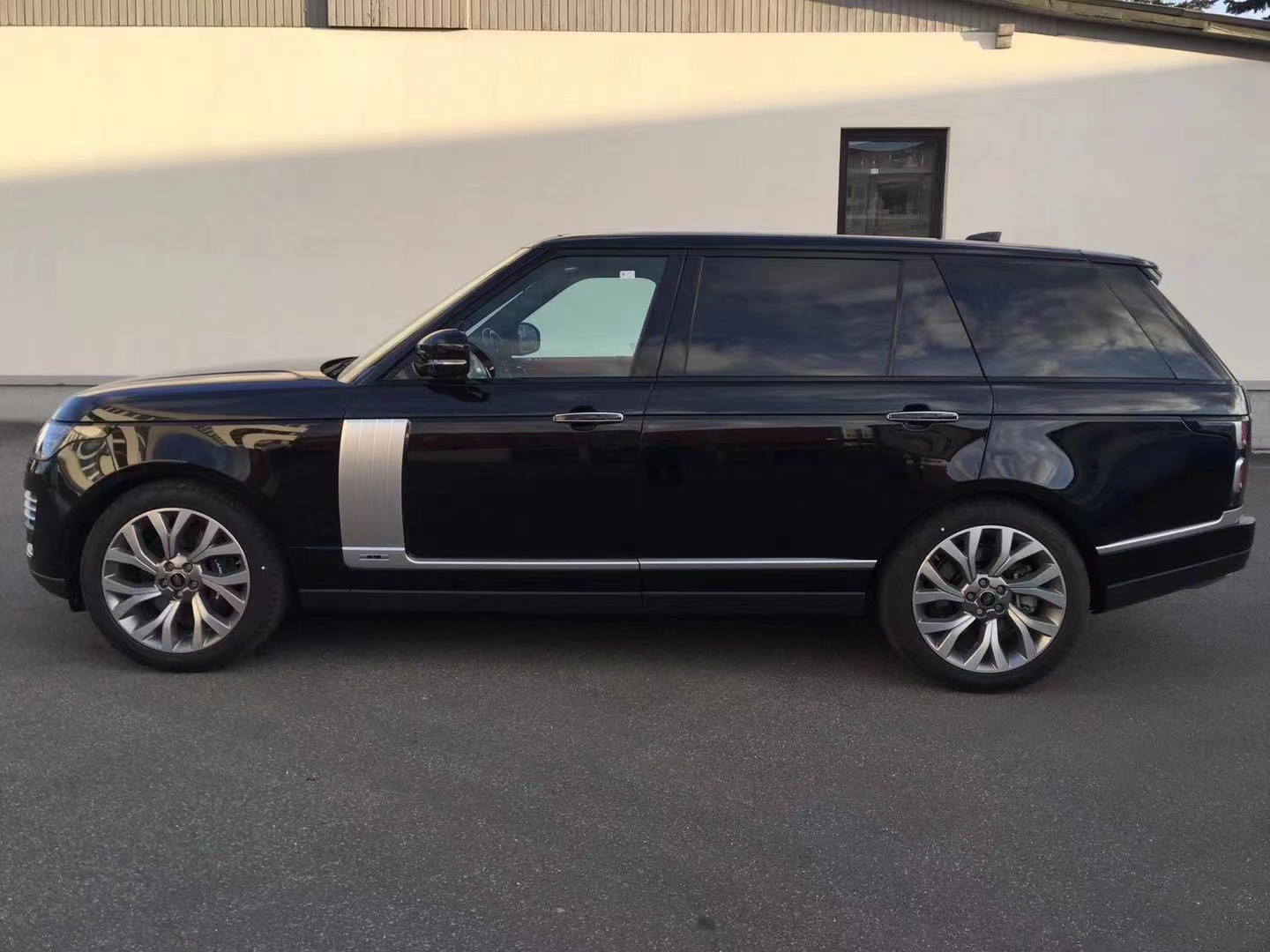 21款路虎揽胜行政创世加长3.0 裸车价格