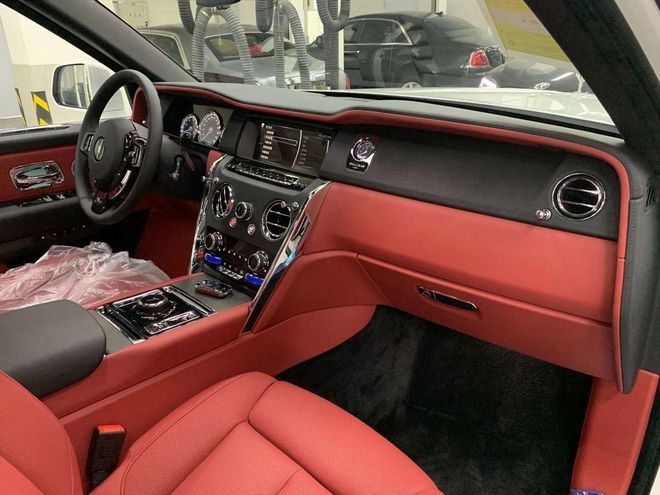 21款库里南白色黑色粉色绿色现车报价  