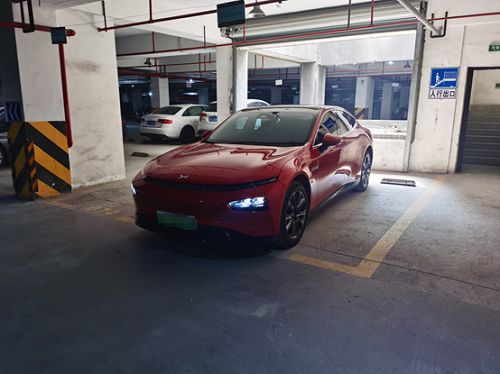 小鹏P7维修四次异响问题仍未解决，车主苦不堪言