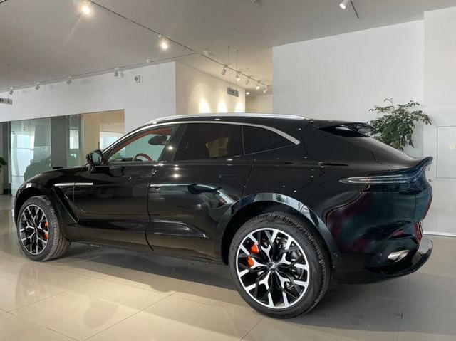 阿斯顿马丁DBX首款SUV 诠释速度与激情 