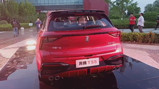 全系1.5T+双联屏起价不到10万，奔腾新SUV值不值？