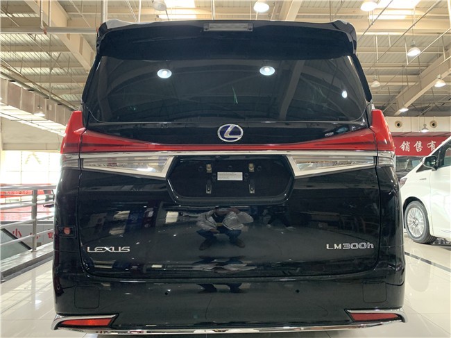 2021款雷克萨斯LM300h 行走的头等舱   