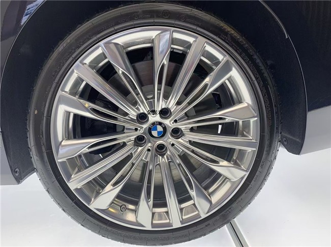 2021款宝马M760Li 豪华在进化耀影版   
