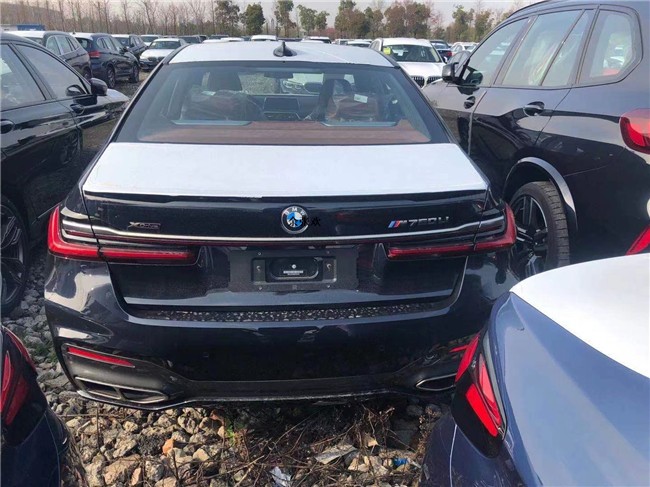 2021款宝马M760Li 豪华在进化耀影版   
