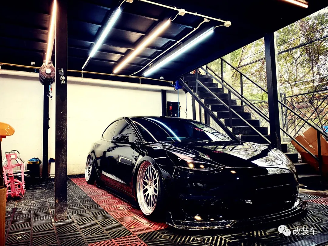 这辆特斯拉Model 3应该刹得住,提车之前刹车改件都准备好了