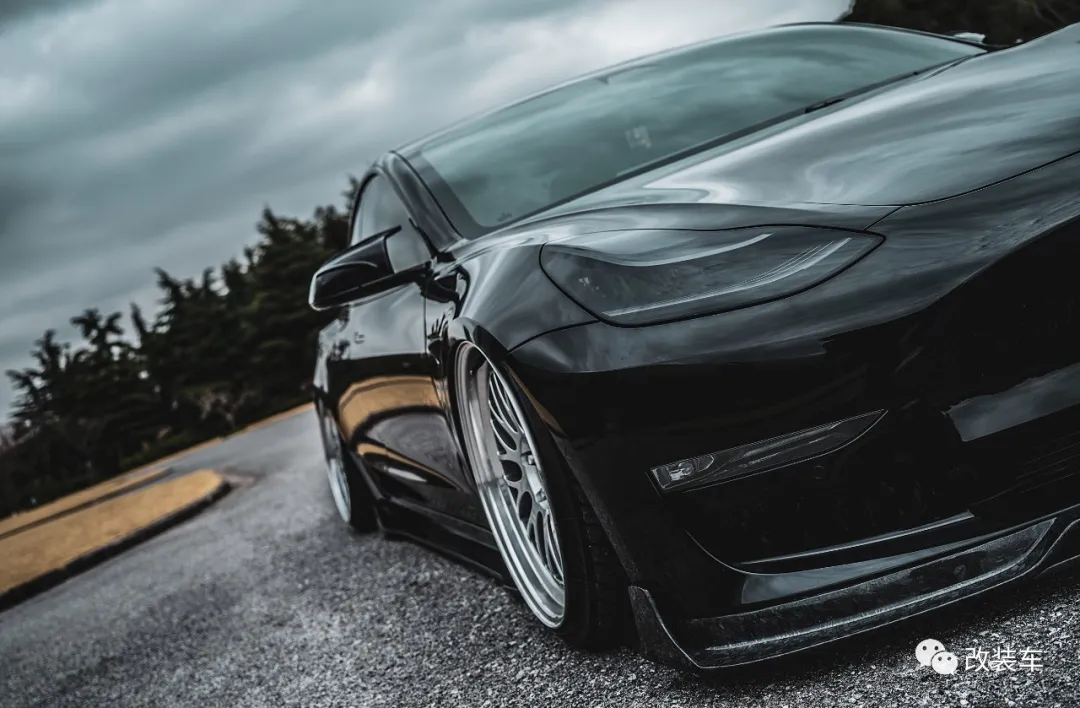 这辆特斯拉Model 3应该刹得住,提车之前刹车改件都准备好了