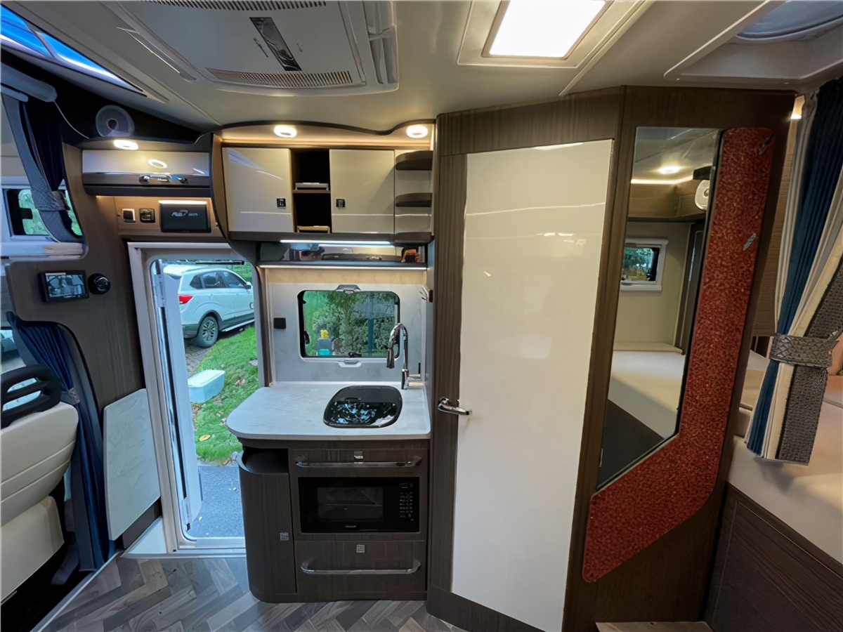 瑞弗全新发布S820进口依维柯房车，6.5吨底盘提供出行保障