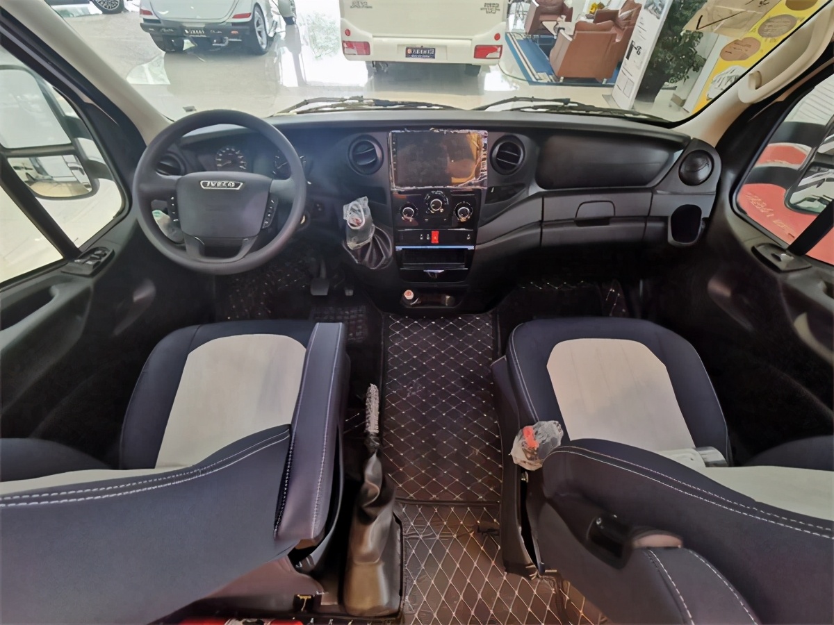 瑞弗V820双拓展房车 国产双拓展依维柯房车