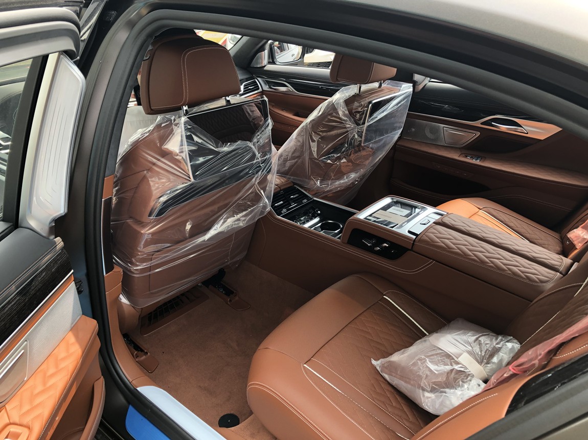 21款宝马M760广东现车颜色齐全选配冰箱