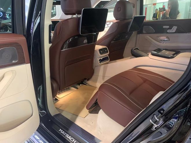 奔驰迈巴赫GLS600精美石英表提升品位  