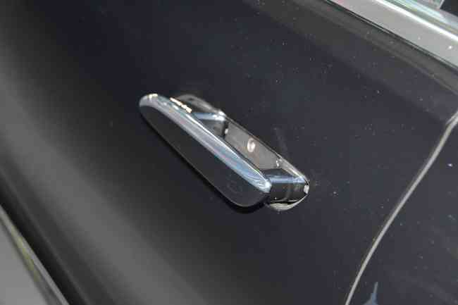 如果你带着钥匙靠近车辆,四个隐藏式门把手会自动伸出,锁车后会自动缩