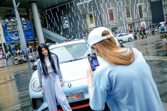 上市前一天，欧拉好猫GT木兰版“占领”了春熙路