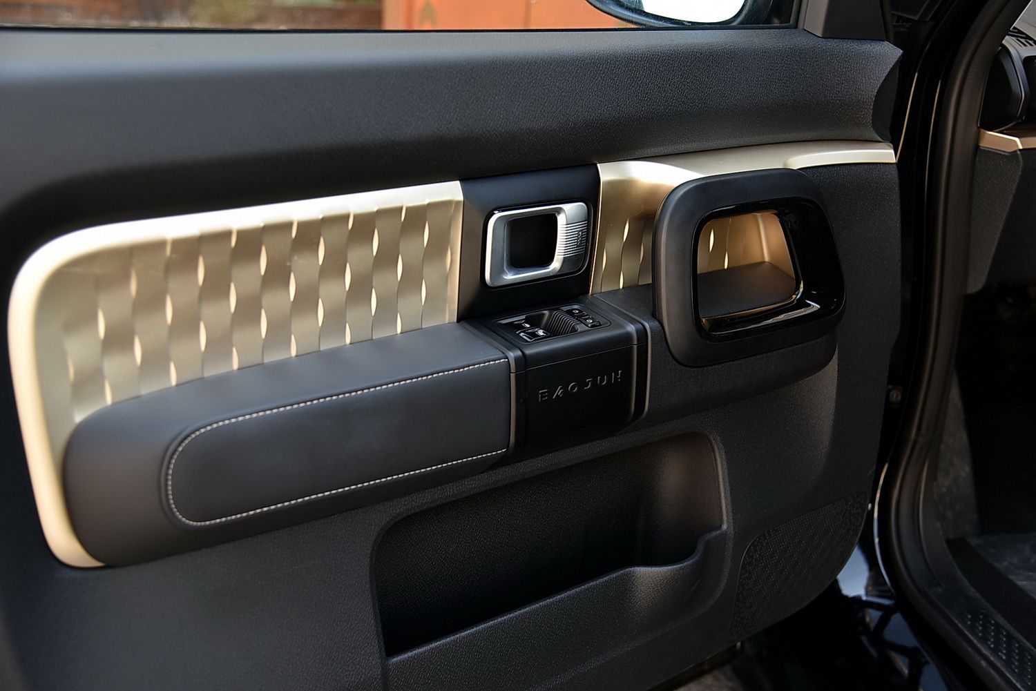 定位比MINI EV高/售价6.98万元起 实拍上汽通用五菱宝骏KiWi EV