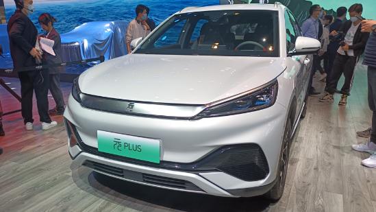 比油车便宜3万，空间/配置缩水了？车展实测元PLUS
