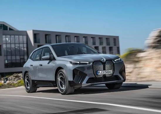 宝马iX、凯迪拉克lyriq旗舰级SUV对比，iX何德何能贵一倍