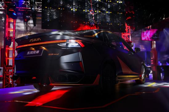 中国首款量产机甲战车，暗夜·奕炫MAX新车燃爆登场，12.98万起售