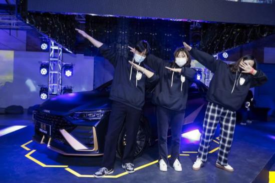中国首款量产机甲战车，暗夜·奕炫MAX新车燃爆登场，12.98万起售