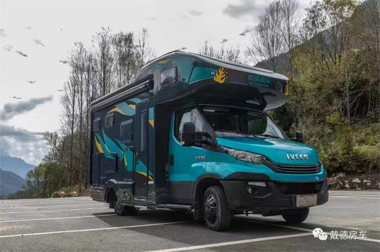 戴德E途PROMAX碳纤维板依维柯房车，据说30天无忧用电