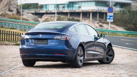玩运动宝马i4拿手，但比Model 3贵11万，值吗