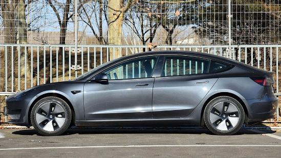 纯电宝马3系月底见，新技术比Model 3只强在底盘？