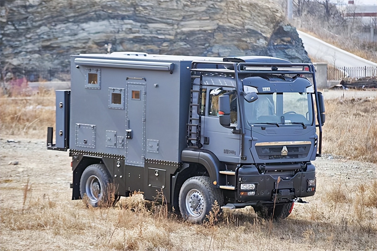 中国重汽豪沃四驱越野房车，国产重卡房车天花板，遨游疆土