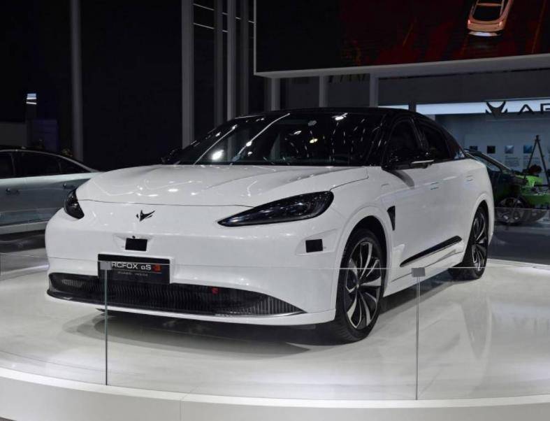 极狐阿尔法S全新HI版上市，搭载华为智能座舱，主打智能驾驶