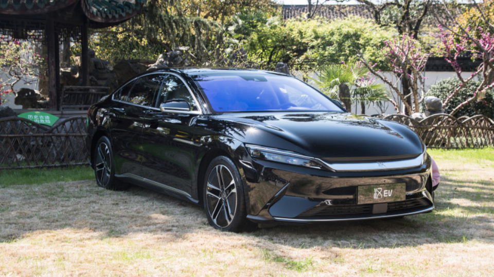 便宜而且底盘不错，知名度一般的零跑C01，比汉EV更好？